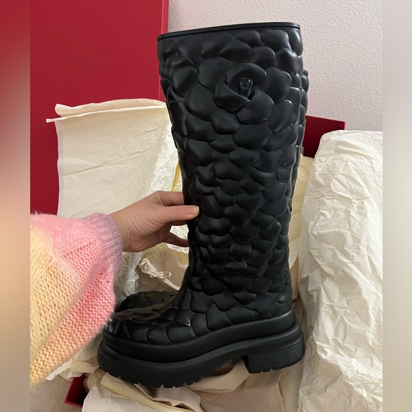 NEW Valentino Garavani Atelier Black rose flower rain boots - Picture 5 of 14